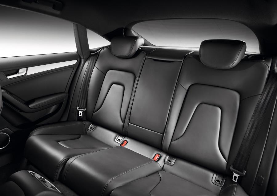 Интерьер Audi A5 Sportback 2.0T S-Line 2009 года  (фото 4 из 32)